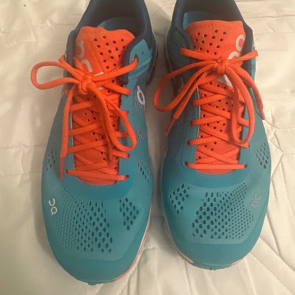 ON cloudflow sneaker size 6 teal color